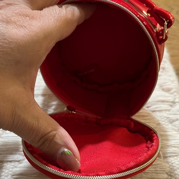 New Marc Jacobs Vibrant Red Circular Crossbody Bag with Lip & eye Liners - Picture 4 of 8